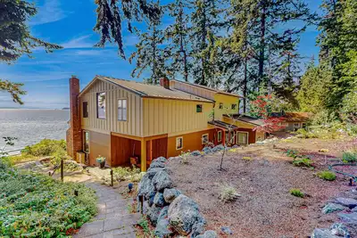 Image de Family-friendly soundfront retreat with sprawling deck and expansive views