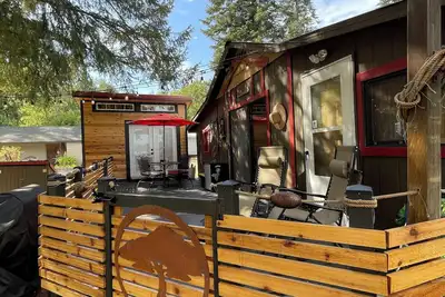 Image de Adorable Newman Lake Tiny cabin & Bunkhouse steps to beach, WiFi, Ac, Fireplace