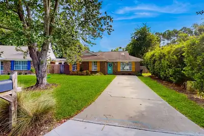 Image de Charming house near Downtown Savannah & Tybee Island w/private backyard