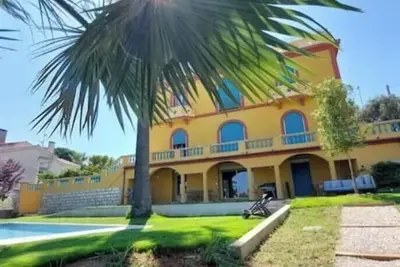 Image de Grand 4 pièces avec jardin et piscine dans villa
