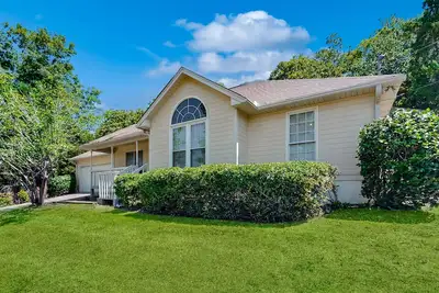 Image de Cozy home with private washer & dryer, firepit, & internet