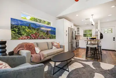 Image de Urban Charmer Near Waterfalls & Wineries w/Fenced Yard- 6 min to Hendersonville