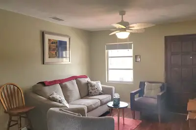 Image de A Cozy Home Minutes to I-4 Expressway to Tampa and Orlando. Welcom Longterm book