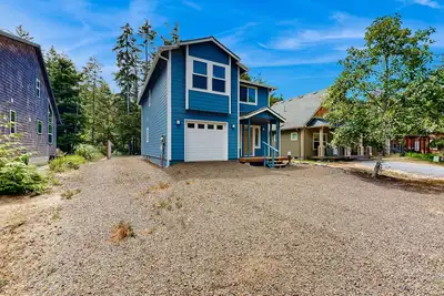 Image de Open-concept Home with Deck, Fire pit, Wifi & Near Trails & Beach