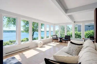 Image de Chalet niché sur le Lac Magog, vue sublime, poêle à bois, 3 ch. 3 sdb