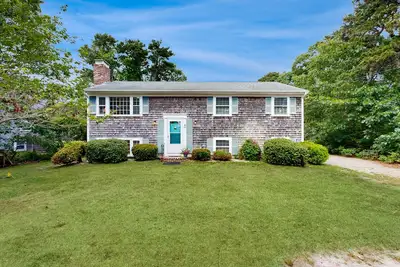 Image de Spacious house close to town and beach with Ac, W/D, games, deck, & grill