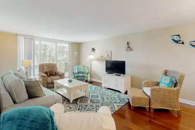 Image de Gulf front steps to the beach, snowbird and family friendly, pool, Ac and Wifi