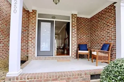 Image de Charming 2-bedroom townhome in Downtown Southern Pines.