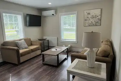 Image de Discover Oakland charm near Colby College 10 min