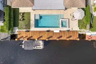 Image de Sol Haus Waterfront + Heated Saltwater Pool/Spa