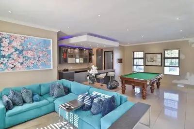 Image de Spacious 6-bedroom house with swimming pool, WiFi and Ac in Sandton.
