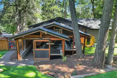 Image de Luxury Family Home: Game room, sauna, covered patio and huge yard.