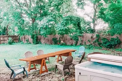 Image de White Bohemian Mansion - Hot tub 9 bedrooms 5 baths