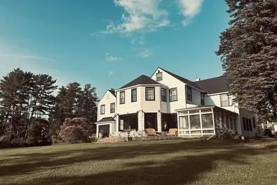 Image de Experience Island Estate, a grand historic home, downtown LaPointe, 9 bed 7bath