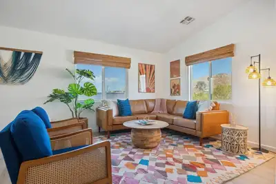 Image de 🌵🍊Tangerine House - Hot Tub, Fire Pit, Bbq! 🍊🌵