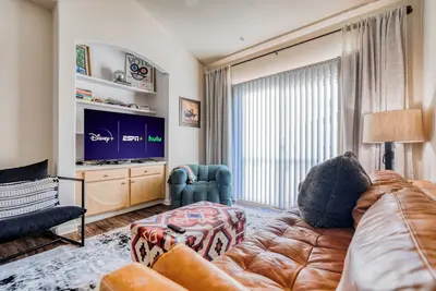 Image de 2 Beds - 1 Bath - Pools - HotTub - Gym - Pet friendly - Serene Environment