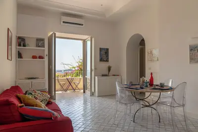 Image de Luxurious Beach House with Ac in Capri. Stunning views & steps from the beach