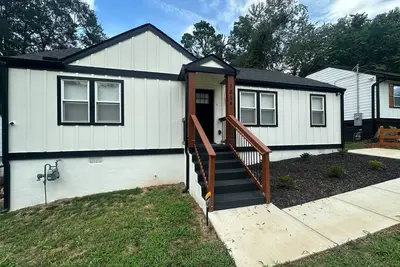 Image de Renovated modern style 3-bedroom home. Enjoy your stay!