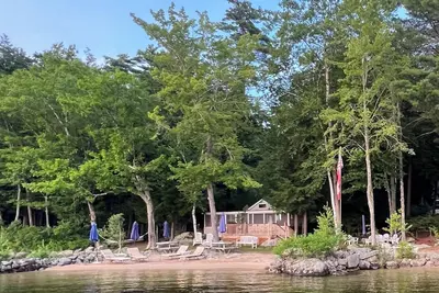 Image de Guest Cottage on an Estate Property w/330 ft waterfront, & 3 sandy beaches.