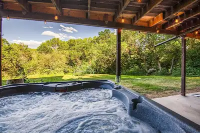 Image de Hot Tub|Riverfront|15 min to Hot Springs & Skiing