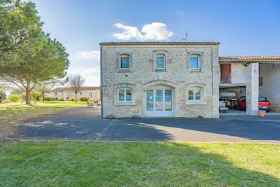 Image de Maison 'Gite Aix Piscine Intérieure' avec jardin partagé et Wi-Fi