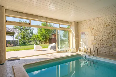 Image de Gite De Groupe Piscine Intérieur avec terrasse privée, jardin privé et Wi-Fi