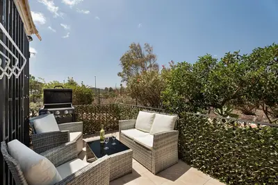 Image de Appartement de vacances 'Adelfa Golf' avec vue sur les montagnes, piscine partagée et Wi-Fi