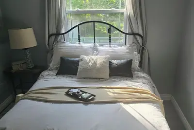 Image de Room Available in Comfortable Cozy Cottage on Cottage Road.