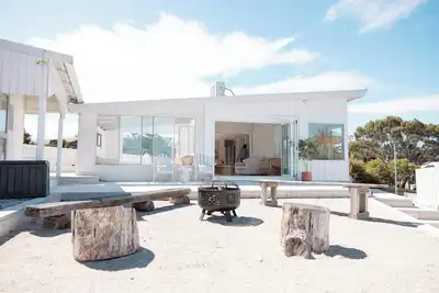 Image de South Arm Beach House- Beach Front With Fire pit - Perfect For Star Gazing
