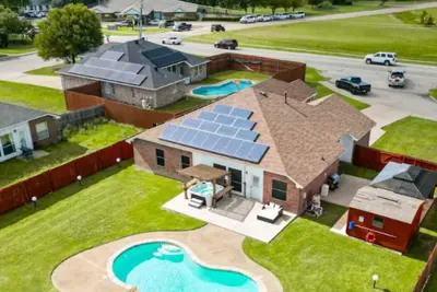 Image de 5br Getaway in DeSoto with Pool, Hot Tub & Cinema