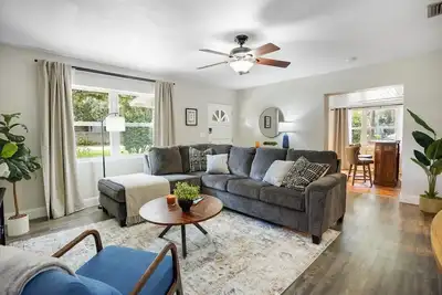 Image de 2 Miles to Uf & Dt - Pergola, Fire Pit, Game Room