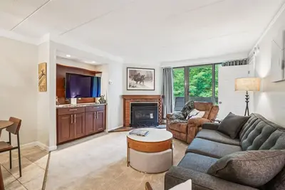 Image de Pinnacle B10 lovely 2 bedroom, 2 bath with shuttle to the slopes 7 days a week. The outdoor pool, hot tub, and, tennis courts are open during summer only.