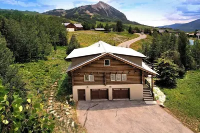 Image de \"The Lodge\" 5bd\/5ba, hot tub, pet friendly!