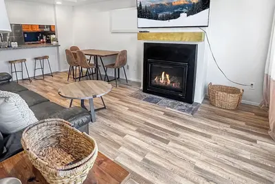 Image de Bright Top-Floor Condo in Prospector