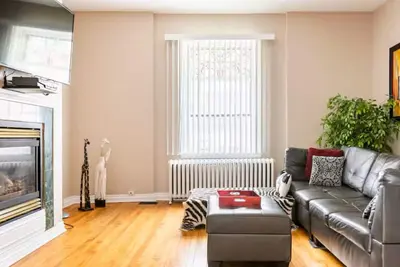 Image de Central Canal Spacious 1 bedroom with private entry and private parking