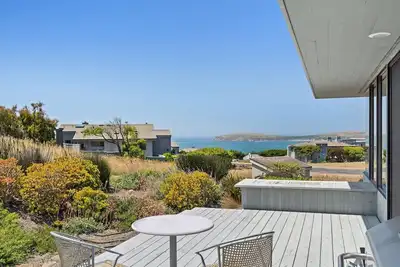 Image de Seaside Serenity: New 5-Star Stunner! On Golf Course/Ocean Views! Fast WiFi!