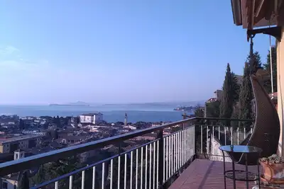 Image de Appartamento Moderno, Vista Lago Meravigliosa, a Pocchi Passi dal Lago e Centro