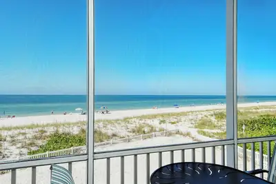 Image de Newly Remodeled Beachfront Unit! Spectacular Sunsets and direct beach access! Call to book your Fall vacation!