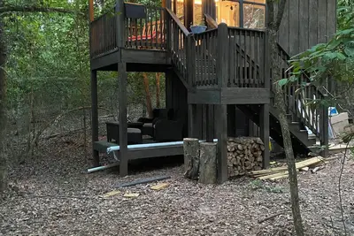 Image de Holly Trail Treehouse in Anderson with Wifi, Ac, Smart Tv and Full Bath