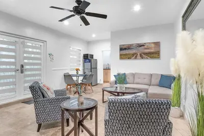 Image de 3 - A Luxury Beachside Retreat