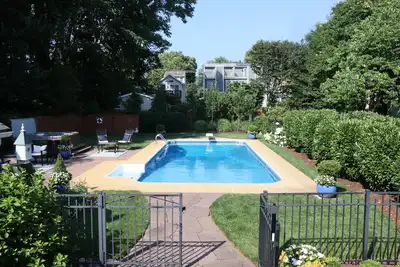 Image de Spend Commissioning Week Here: Walk to Yard, Pool, Hot Tub, Kayaks, and more. . .