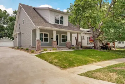 Image de Brand New Spacious 5-bedroom house in awesome Springfield near Msu and Mercy\n