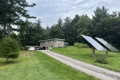 Image de Mid Century Modern home with distant views of Mount Greylock Summit.