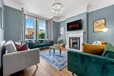 Image de 5 Br Stylist Spacious House, w/Off Road Parking Cheltenham Race Special Offer
