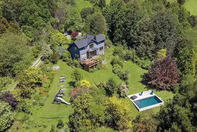 Image de Estate with Pool, Jacuzzi, Stunning Views, and a Private Cinema Room