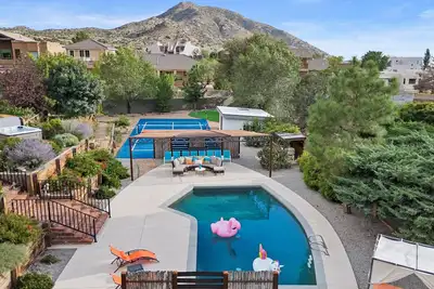 Image de High Desert Oasis- 5 Bedroom, Pool, Hotub, Pickleball, Gym, Game Room, Putt Putt