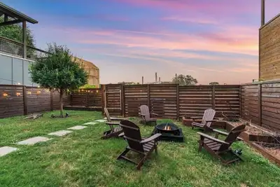 Image de Downtown Retreat 3bd with Pool Table, Ping Pong, and Firepit!