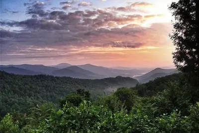 Image de Gorgeous Mountain Views! Pet Friendly, Covered deck