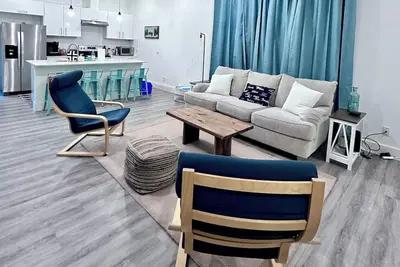 Image de 3 comfy king beds, hot tub, Ev, cozy