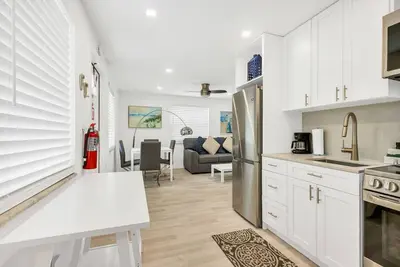 Image de Renovated 1 Bedroom Apartment Steps From The Beach